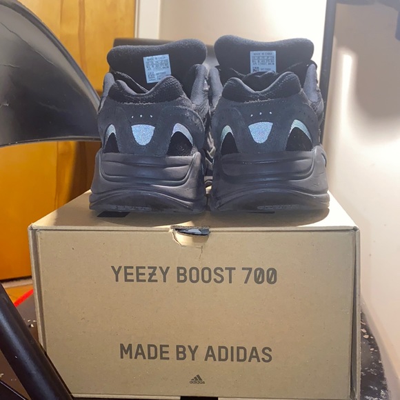 Yeezy Boost 700 V2 “Vanta” - Picture 4 of 9